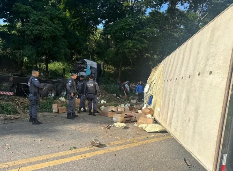 Caminhão tomba na ES-164: motorista gravemente ferido e carga saqueada