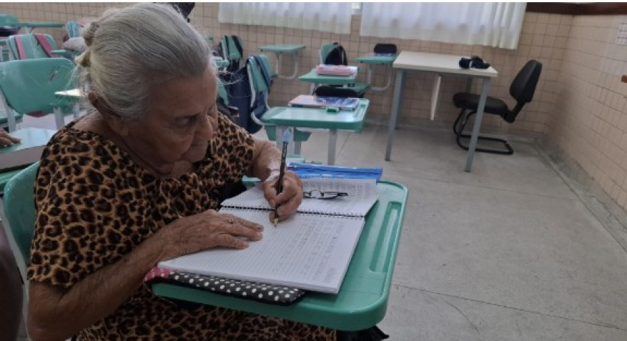 Sem idade para sonhar: idosa de 95 anos aprende a ler para se conectar com a fé